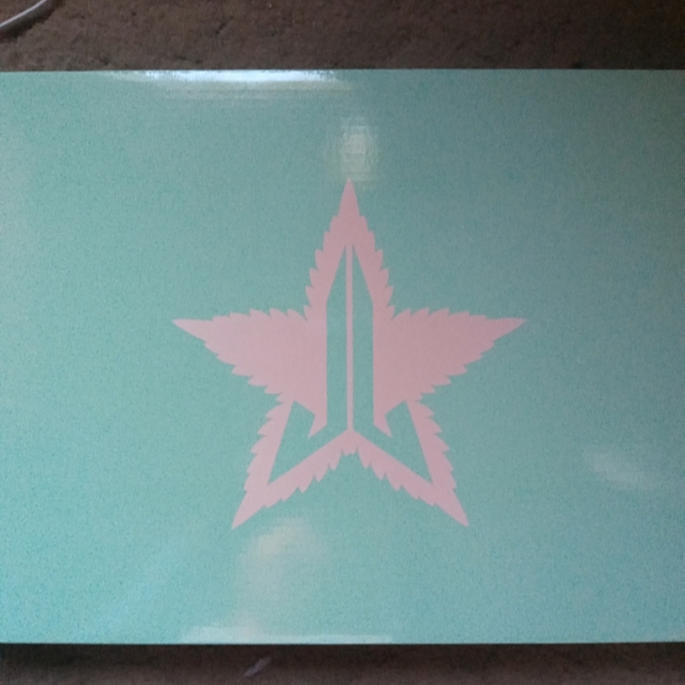 Jeffree Star 420 Mint Green Soft Touch Mirror *CURRENTLY UNAVAILABLE ON JSC!* - Picture 4 of 7